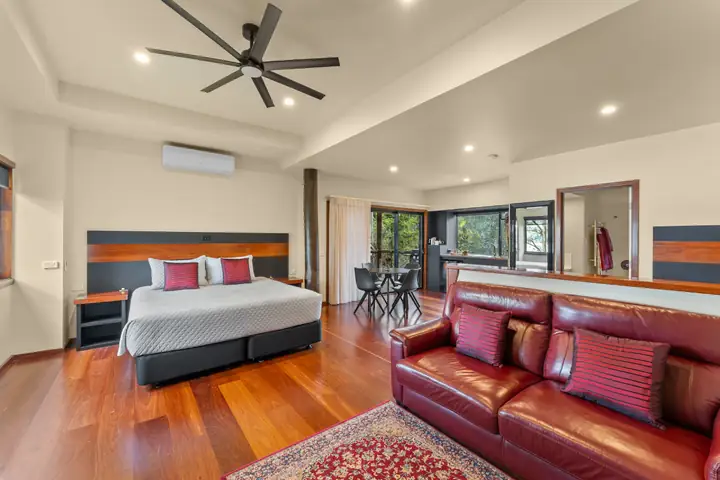 Moonbeam studio apartment with a king bed and lounge